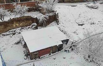 Demirözü’nde nisan sürprizi: İlçe beyaza büründü