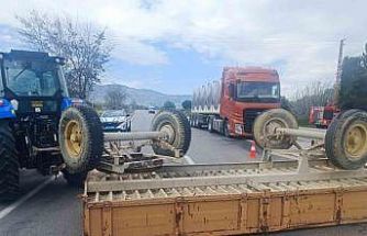 Denizli’de traktör ile hafif ticari araç çarpıştı