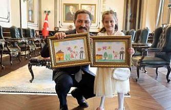 Depremde ailesini ve bacağını kaybeden küçük kızın çizdiği resimdeki protez bacak detayı duygulandırdı