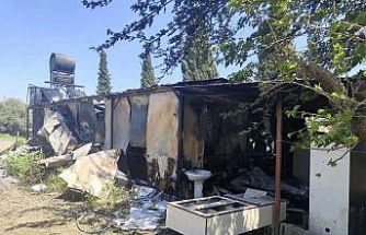 Depremzede ailenin yaşadığı 2 konteyner alevlere teslim oldu