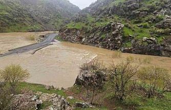 Derecik-Şemdinli kara yolu sel suları nedeniyle kapandı