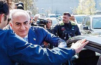 Devrik İran şahının oğlu Pehlevi’ye Berlin’de kırmızı sıvı fırlatıldı