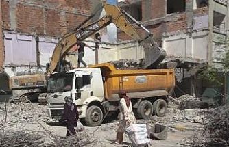 Diyarbakır’da ağır hasarlı bina yıkılırken yandaki sağlam bina da hasar aldı