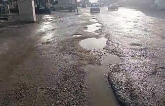 Diyarbakır’da bozulan yollar sürücülere zor anlar yaşatıyor