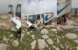 Diyarbakır’da freni boşan hafriyat kamyonu taşlara çarptı: 1 yaralı