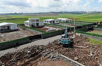 Diyarbakır’da kaymakamlık kaçak yapıları tek tek yıktı