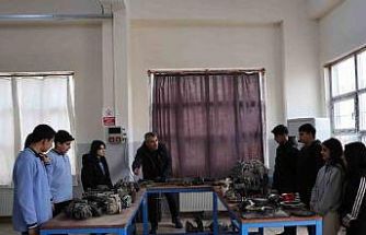 Diyarbakır’da kız ve erkek öğrenciler aldıkları eğitimlerle otomotiv sektörüne giriyor