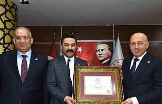 Doğu Anadolu İhracatçılar Birliği Başkanı Ömer Madırlı, mazbatasını aldı