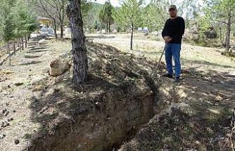 Dokuz kez ölümden döndü, mezarını kazmaya başladı