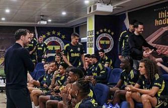 Domenico Tedesco, futbolcularla vedalaştı