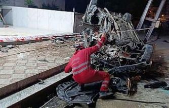 Dörtyol’da aydınlatma direğine çarpan araç hurdaya döndü: 2 yaralı