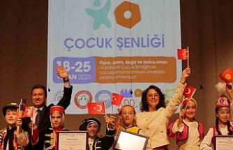 Dünyanın dört bir yanından gelen çocuklar Menteşe sahnesinde dans etti