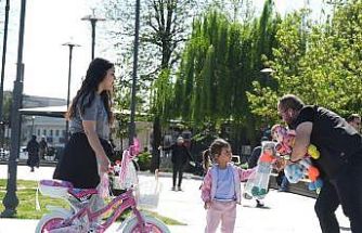 Düşen oyuncakları sahibine ulaştıran çocuklar takdir topladı