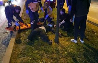 Düşürdüğü telefonu alırken otomobil çarptı: O anlar kamerada