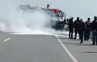 Edirne-Kırklareli yolunda seyir halindeki iş makinesi alevlere teslim oldu