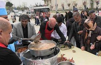 Edirne’de Selimiye’nin gölgesinde tava ciğer dağıtıldı