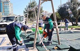 Efeler’deki parklarda yenileme çalışmaları sürüyor