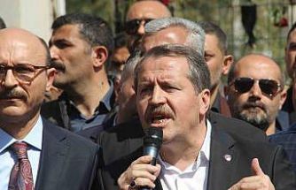 Eğitim-Bir-Sen Genel Başkanı Ali Yalçın’dan saldırının yaşandığı okulun önünde açıklama