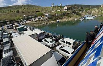 Elazığ-Pertek feribotunda metrelerce kuyruk oluştu
