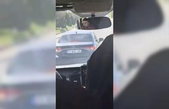 Elazığ’da maganda dehşeti: Otomobiliyle yolcu minibüsünü sıkıştırdı