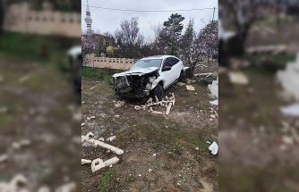 Elazığ’da otomobil mezarlığa girdi: 2 yaralı