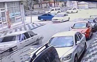 Elazığ’da otomobillerin çarpışma anı kameraya yansıdı