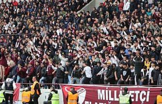 Elazığspor taraftarından polislere çiçek