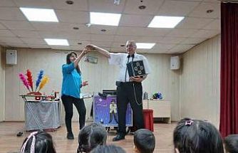 Emekli polis memuru memleketinde öğrencilere sihirbaz gösterisiyle unutulmaz anlar yaşattı