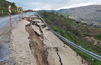 Eruh kara yolunda heyelan: Yolun bir bölümü çöktü