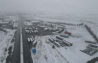 Erzincan’da kar etkisini gösterdi: Geçitlerde trafik kilitlendi