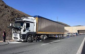 Erzincan’da seyir halindeki tırda çıkan yangın söndürüldü