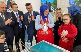 Erzurum’da otizm farkındalığı için mavi balonlar gökyüzüne bırakıldı