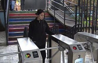 Esenyurt Ortaokulu’nda 6 yıldır uygulanan kartlı turnike sistemi velilere güven veriyor