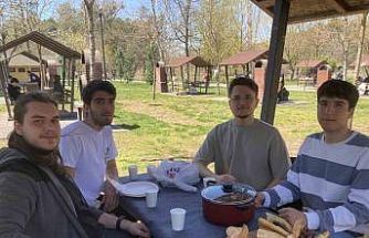 Eskişehir’de gençler doğa ve tarih gezisinin ardından mangalda buluştu
