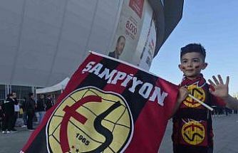 Eskişehirspor’a kumbarasını bağışlayan minik Buğra takımını yalnız bırakmıyor