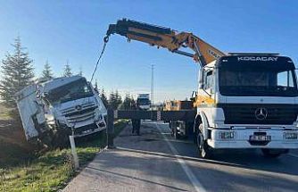Ev eşyası yüklü tır şarampole devrildi