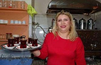 Evde sıkılan kadınlar kıraathaneye gelip masa oyunlarıyla stres atıyor