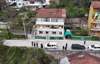 Evin çatısına ve önündeki çitlere yazılan yazılar ekipleri harekete geçirdi