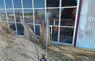 Fabrika yangınında duman ve alevler metrelerce yükseğe çıktı