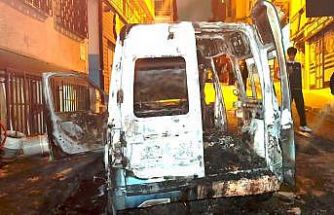 Fatih’te park halindeki otomobil alev aldı