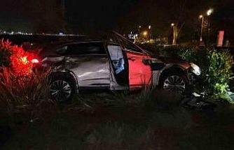 Fatih’te yoldan çıkan otomobil taklalar atarak parka savruldu: 1 yaralı