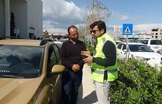 Felçli annesini hatalı parklardan dolayı tekerlekli sandalyeyle taşımakta güçlük çeken vatandaş: "Çektiğimiz eziyeti bir görseler, inanıyorum ki oturup ağlarlar"