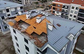 Fırtına binanın çatısını uçurdu, faciadan dönüldü