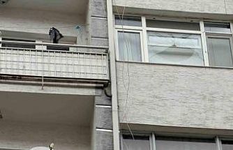 Fırtınada kırılan cam 6’ncı kattan vatandaşın üzerine düştü
