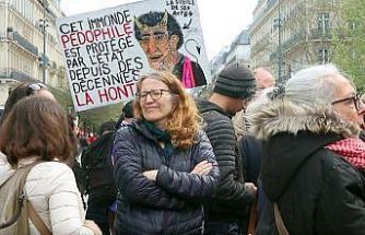 Fransa’da çocuk istismarlarına karşı "Çocuğuma Dokunma" protestosu