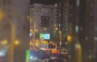 Galibiyet kutlamalarında Galatasaylı taraftar otobüsün üzerinde yolculuk yaptı