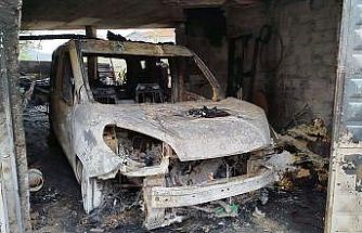 Garajda alevlere teslim olan 2 araç ve motosiklet kullanılmaz hale geldi