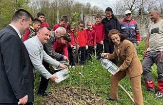 Gazeteciler, 19 yıl önce tadilat ettirdikleri okulda öğrencilerle buluşup hediye dağıttı