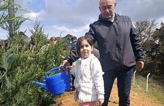 Gaziosmanpaşa’da çocuklar fidanları toprakla buluşturdu