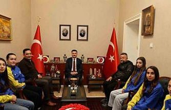 Gökçeada’nın şampiyon kızları kaymakamlık makamında ağırlandı